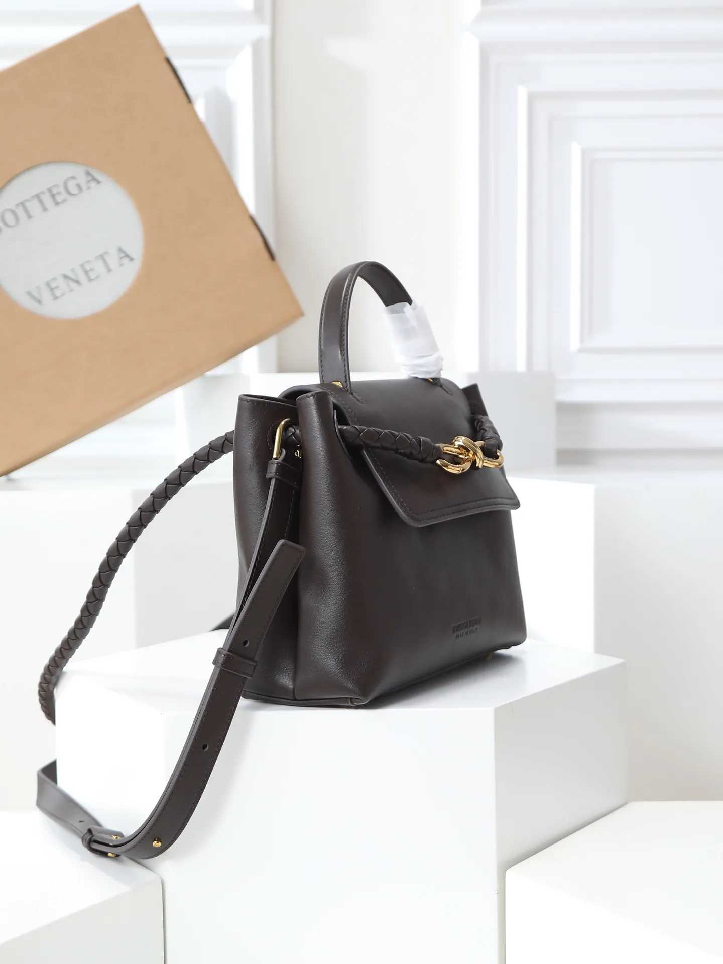 1150. Bottega Veneta's latest Ciao Ciao bag is a two-way flap handbag in silky cowhide, decorated with signature twist details, hidden hook closure, the flap can be fastened to the front, or connected to the INTRECCIATO woven internal pocket, with an adjustable and removable crossbody strap, an internal compartment, and a zippered pocket. The surprise flap has various shapes. Style 1 - Cover the bag surface, exposing the knot and knot decoration. Style 2 - Place the flap inside the bag. A buckle is also designed. Style 3 - The U-shaped position of the top handle in the hand bag. Style No.: 835835 Size: 26*19*10.5cm